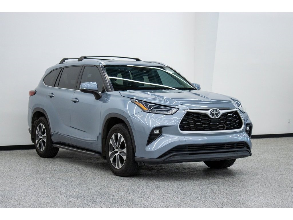 2021 Toyota Highlander XLE photo 2