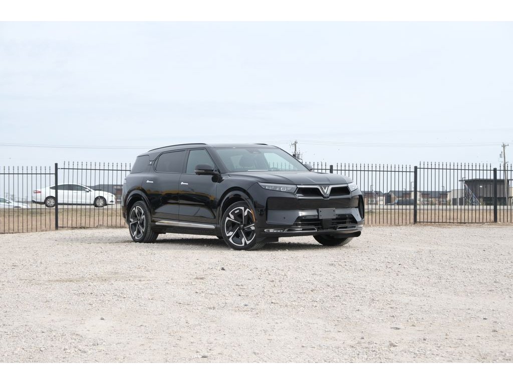 2024 VinFast VF 9 PLUS's photo