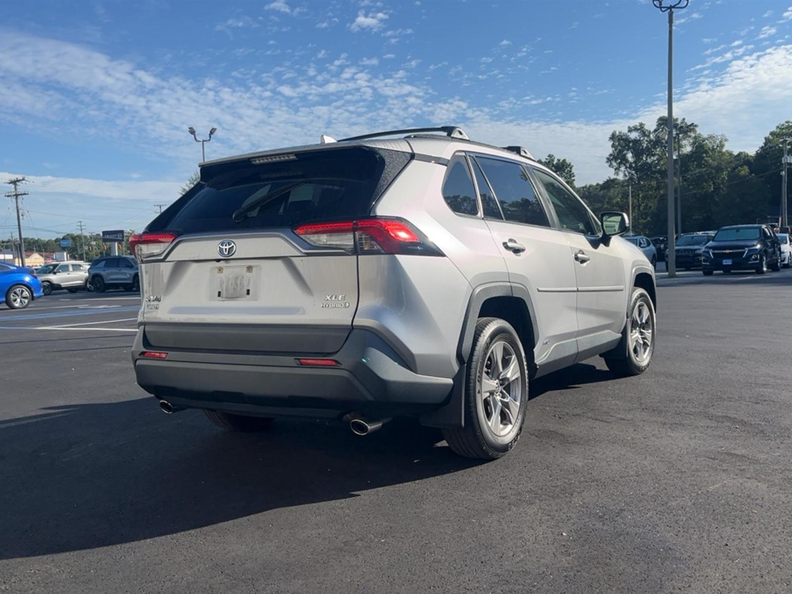 2022 Toyota RAV4 Hybrid XLE photo 2