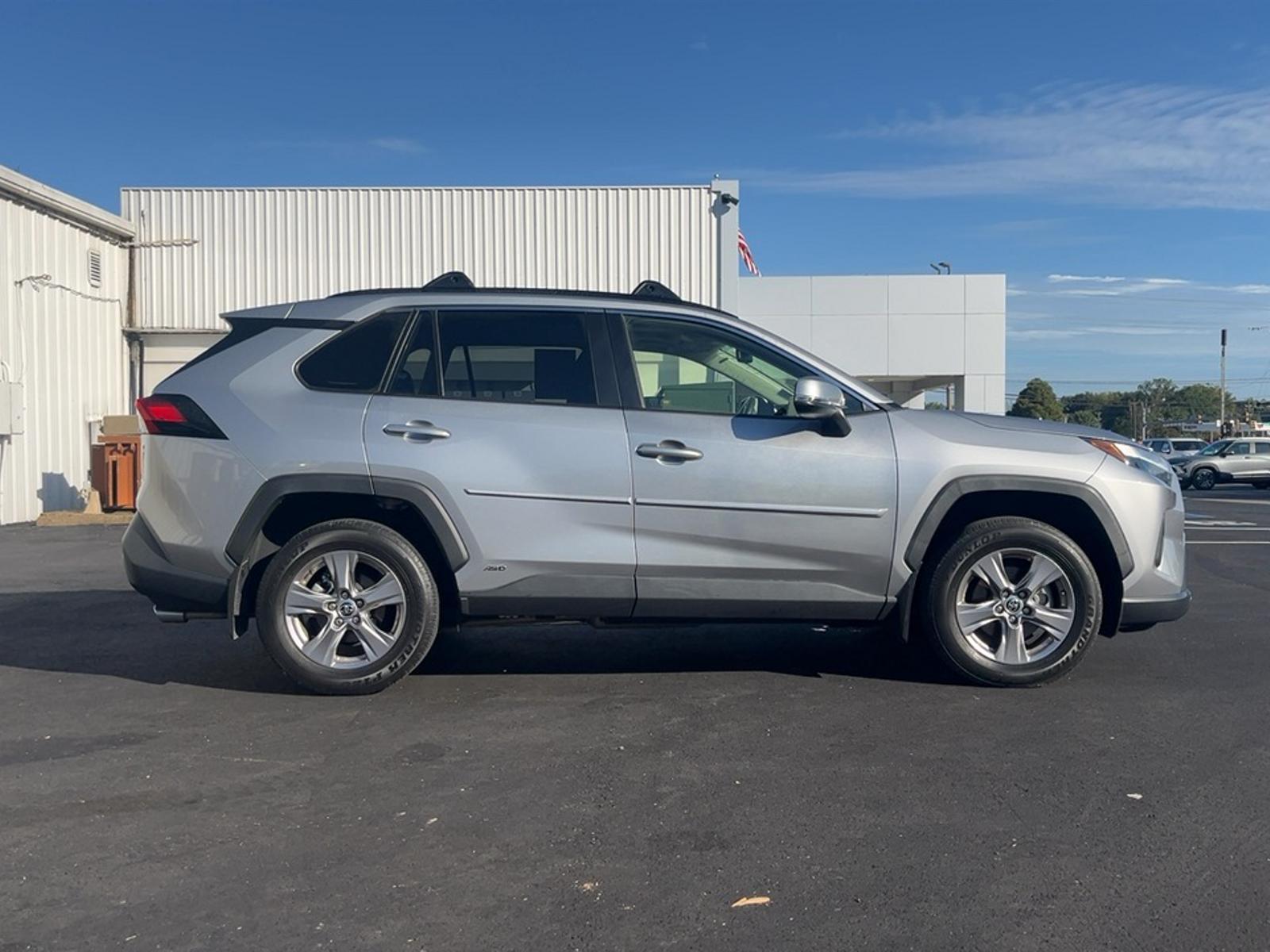 2022 Toyota RAV4 Hybrid XLE photo 3