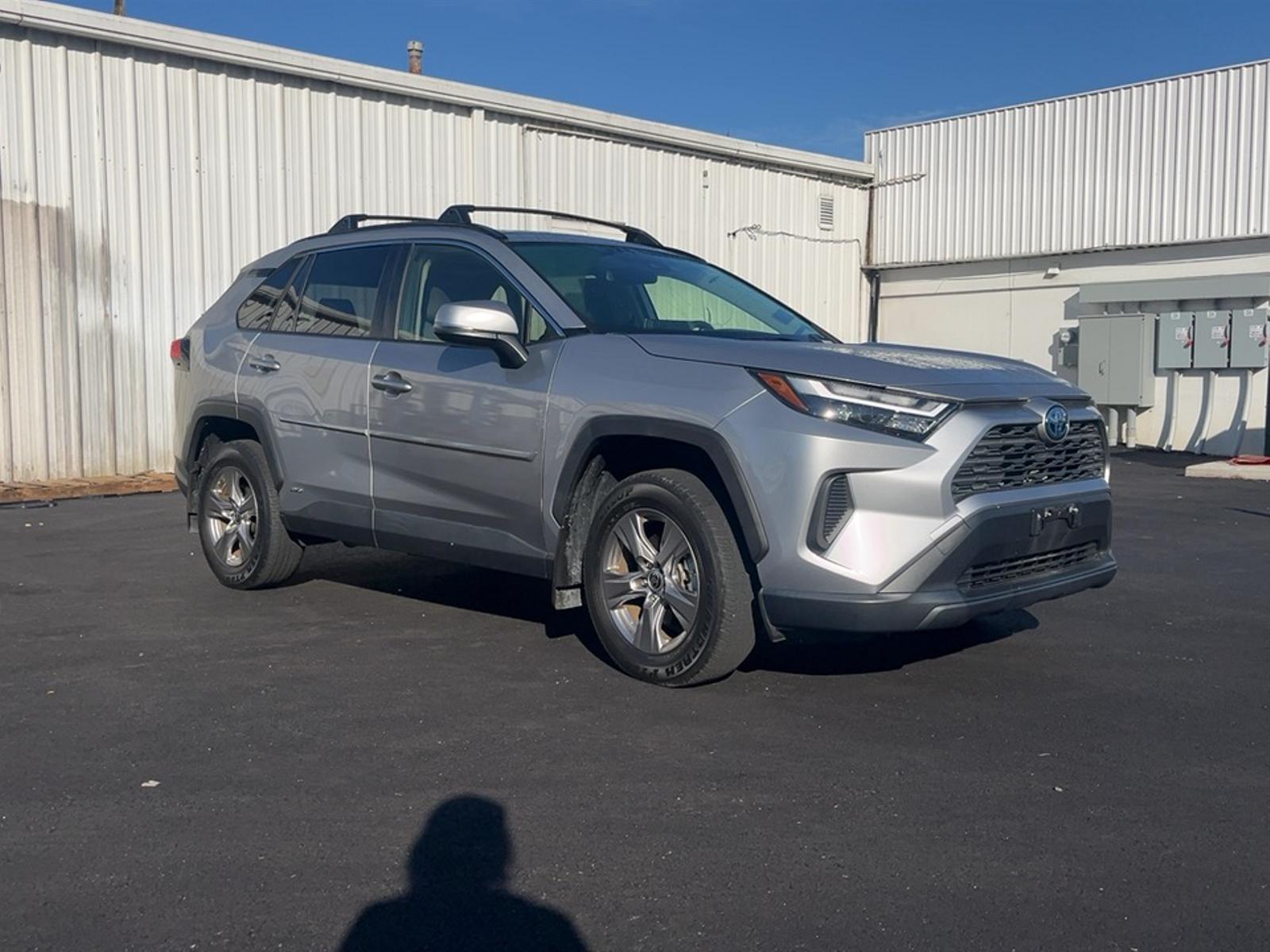 2022 Toyota RAV4 Hybrid XLE photo 4