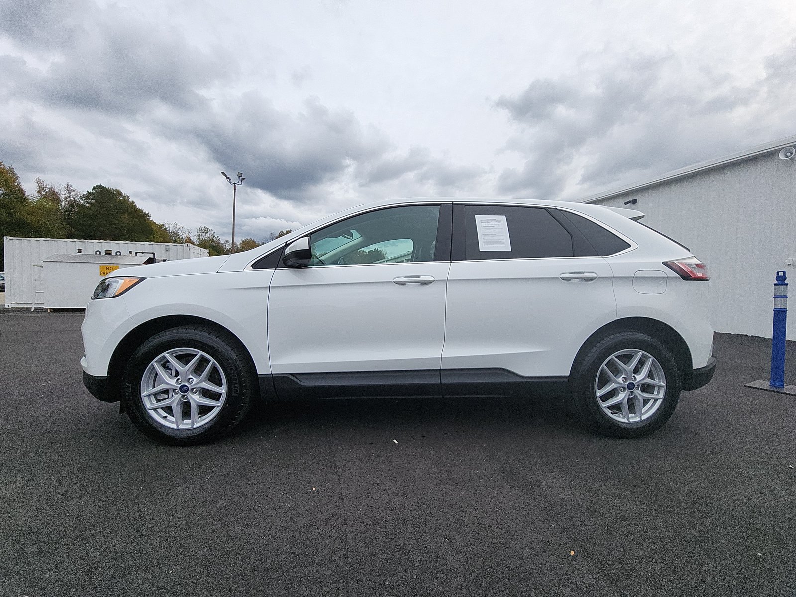 2024 Ford Edge SEL photo 2