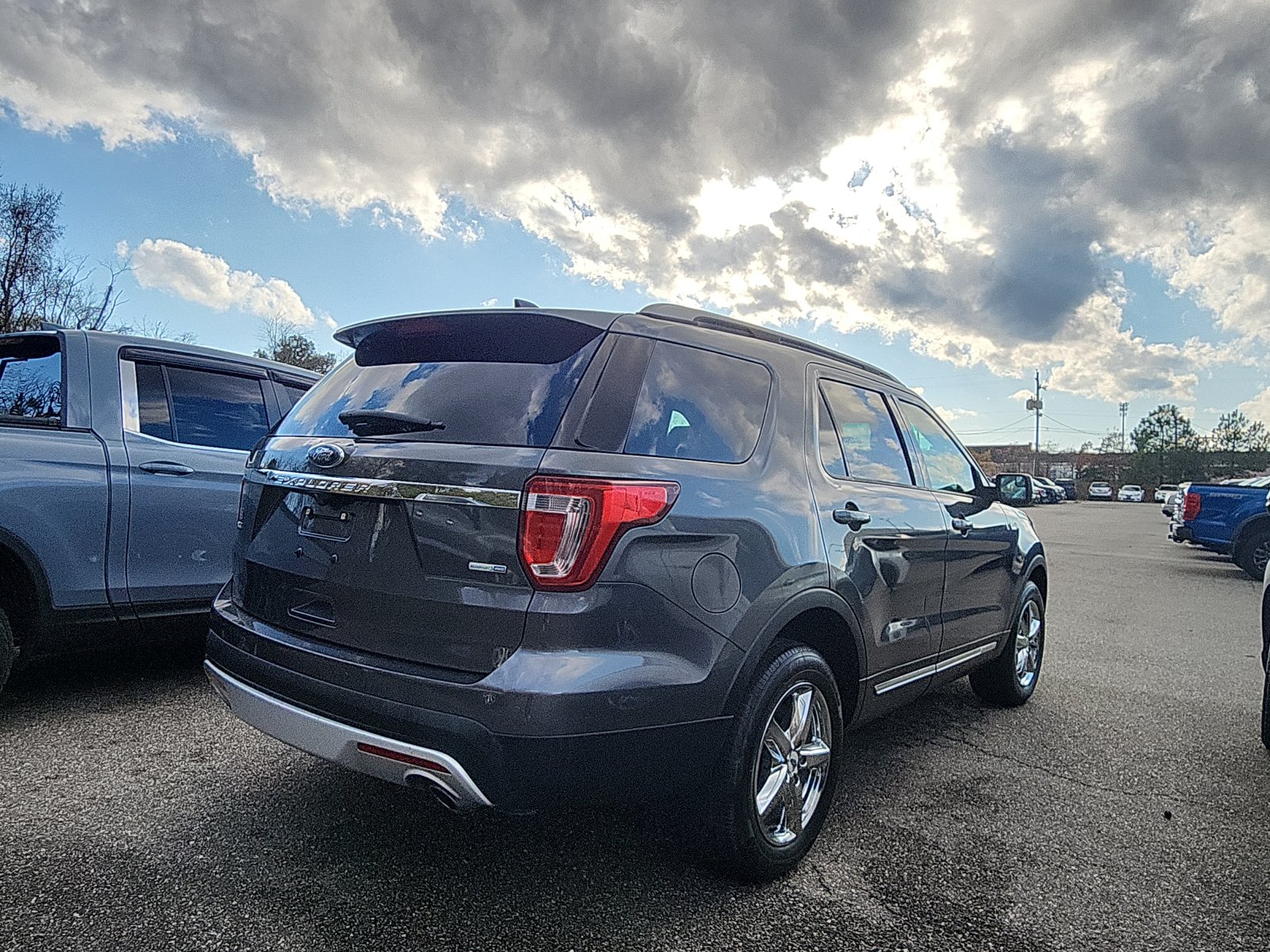 2017 Ford Explorer XLT photo 4