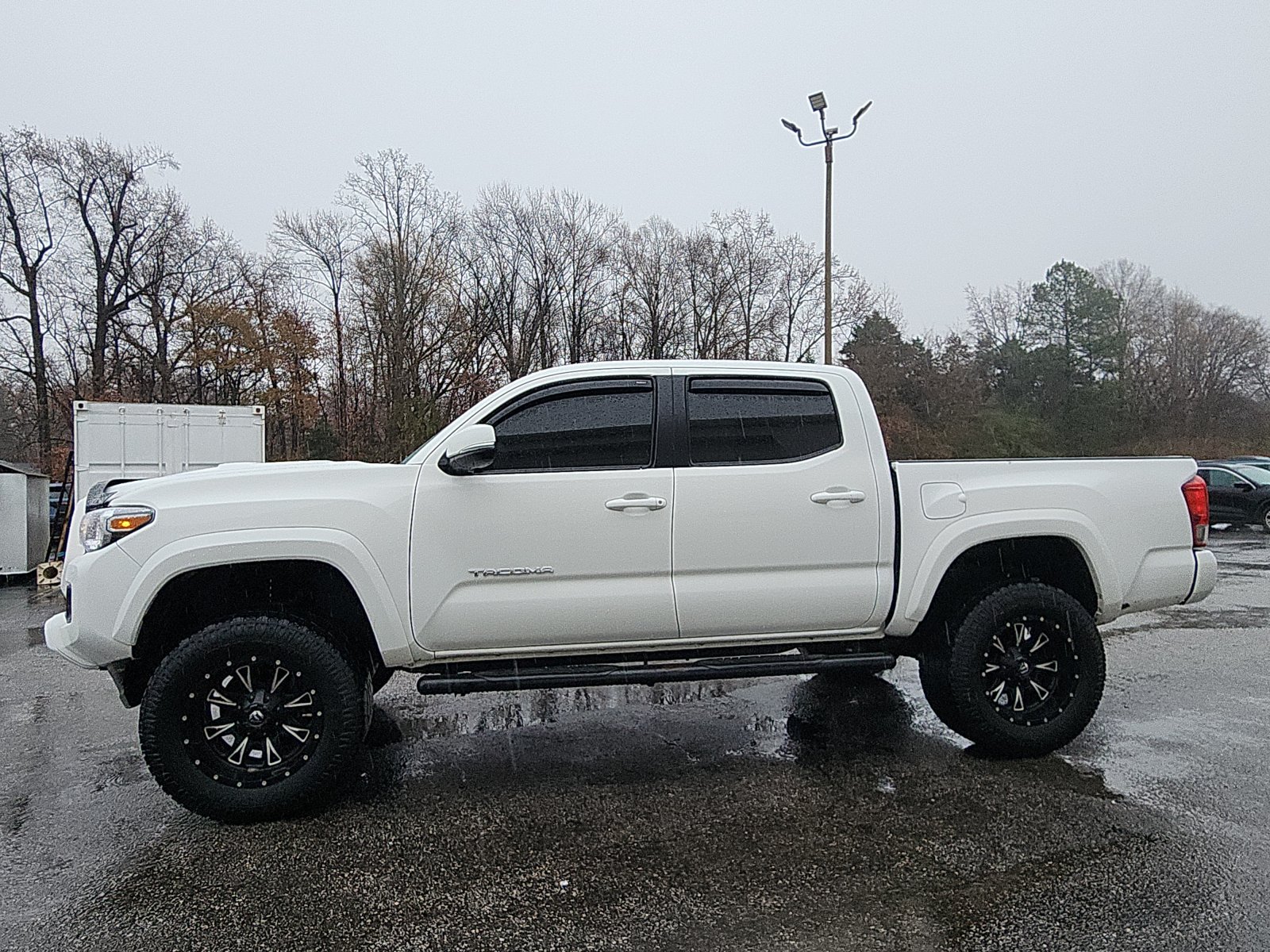 2016 Toyota Tacoma TRD Sport photo 2