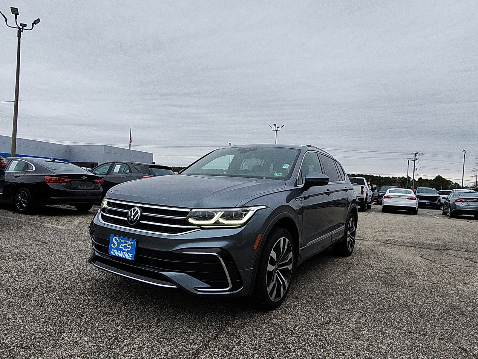 2022 Volkswagen Tiguan SEL R-LINE's photo