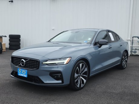 2022 Volvo S60 Momentum 