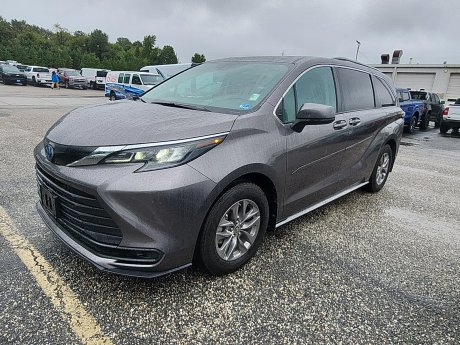 2024 Toyota Sienna LE 